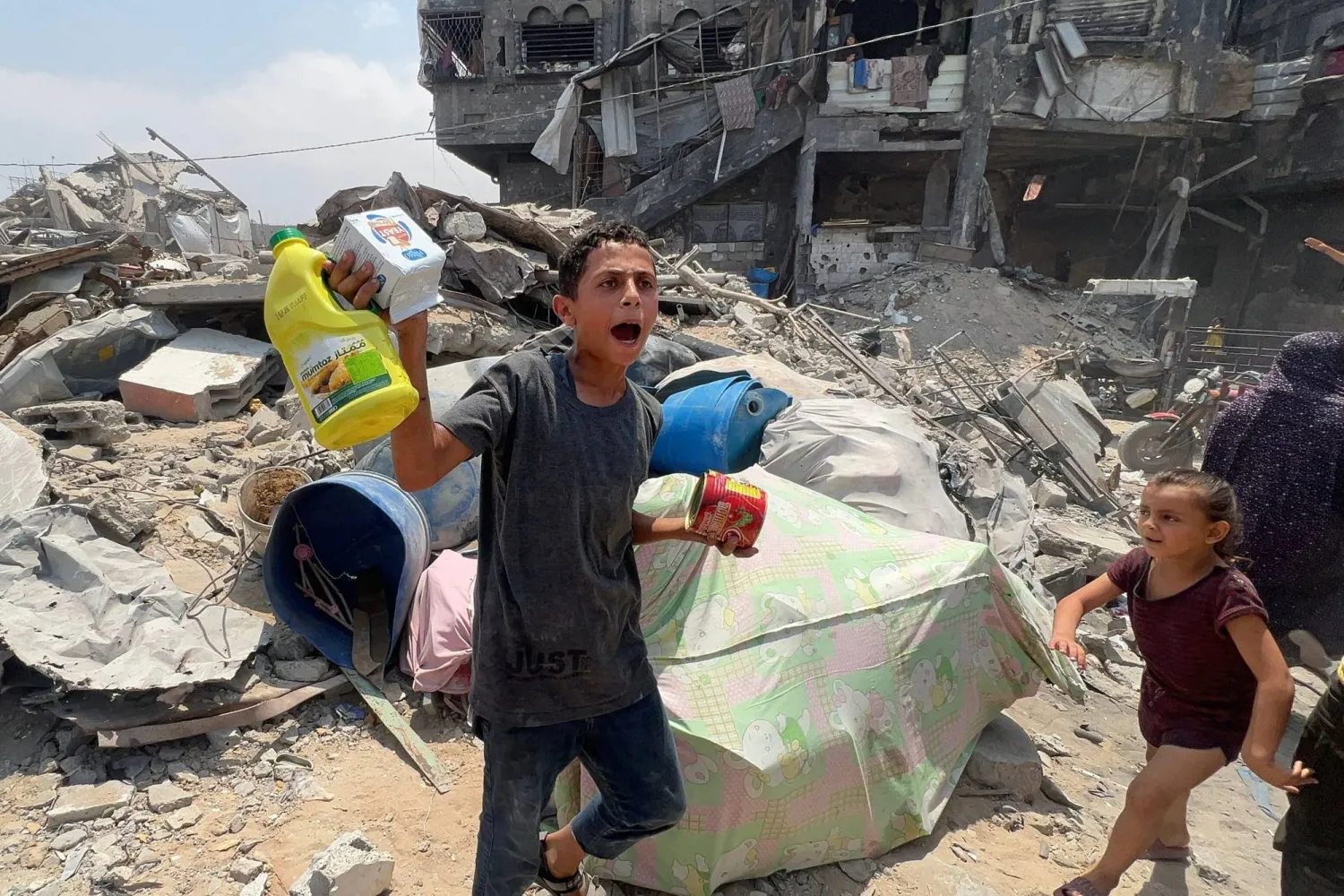 A boy palestit that brings food items he was able to aided aided that left an atmosphere in Jabalia in the Northern Gaza strip (AP)