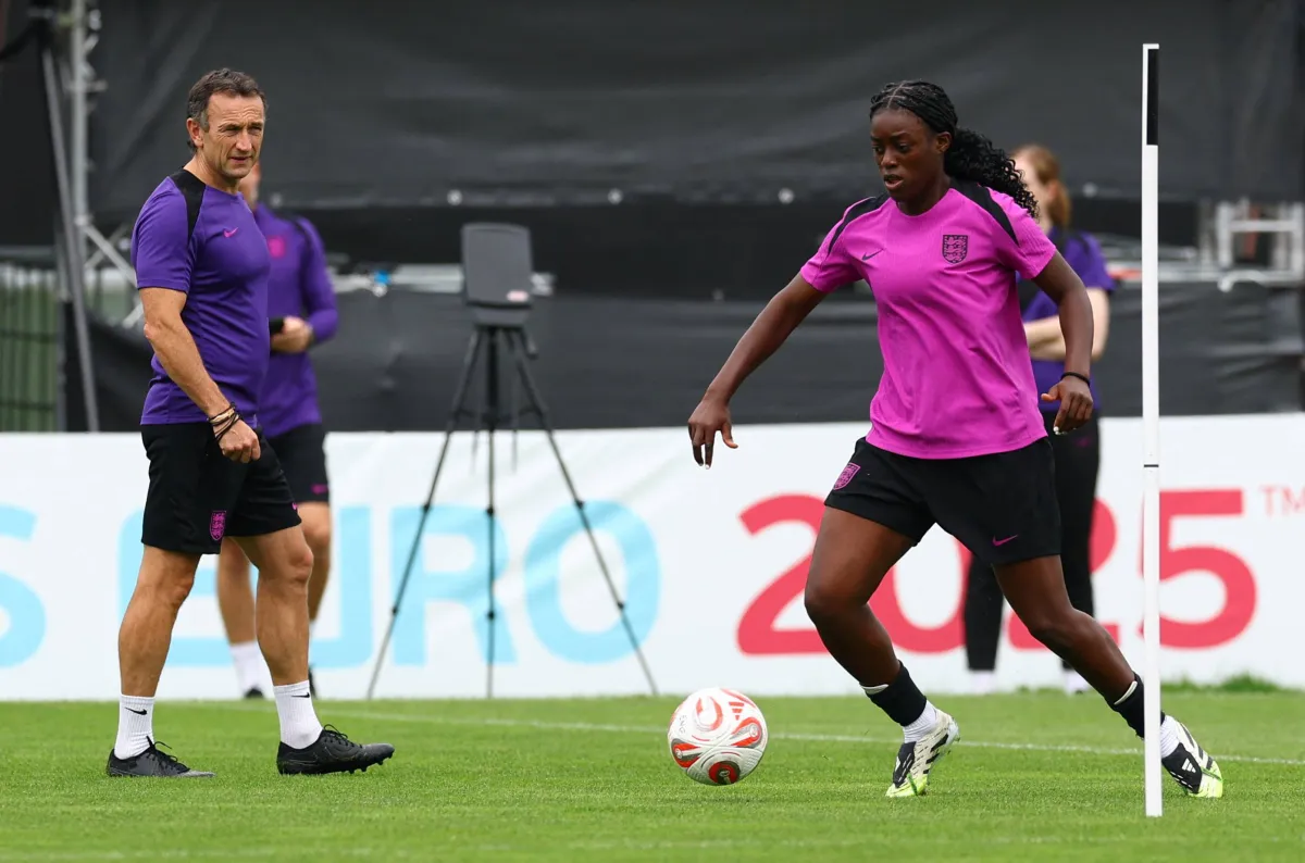 A congratulatory message to the players is an English anger against the "royal family"
Arabausa