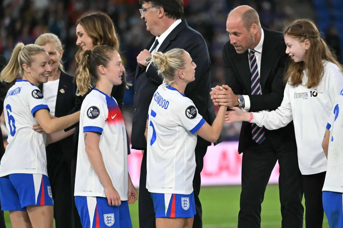 King Charles III congratulates the women of England ... and demands the World Cup!
Arabausa