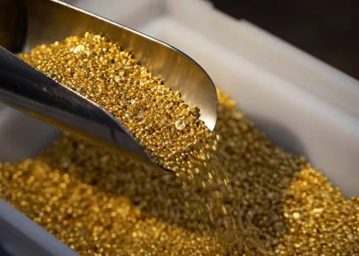 Gold descends to its lowest levels in two weeks after the US -European trade agreement
 Arabausa