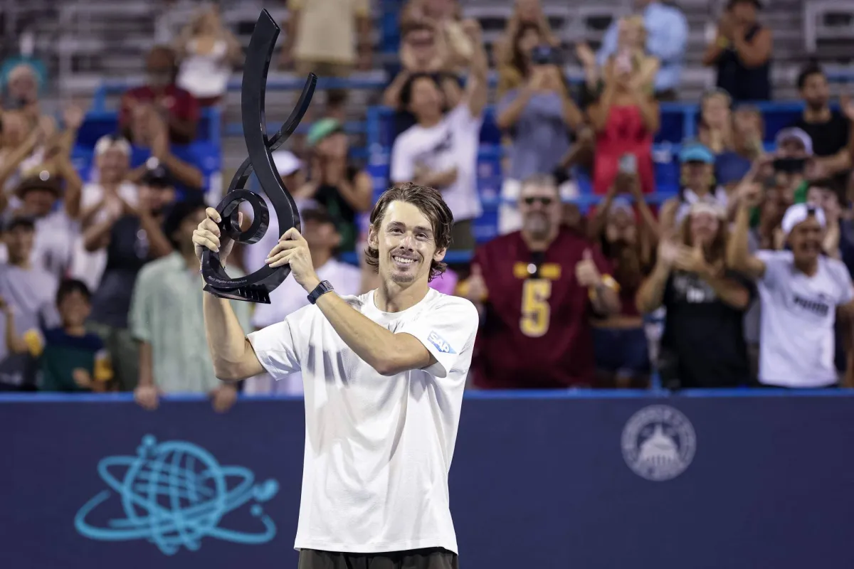 De Minor defeats Fukina ... and crowns the title
Arabausa