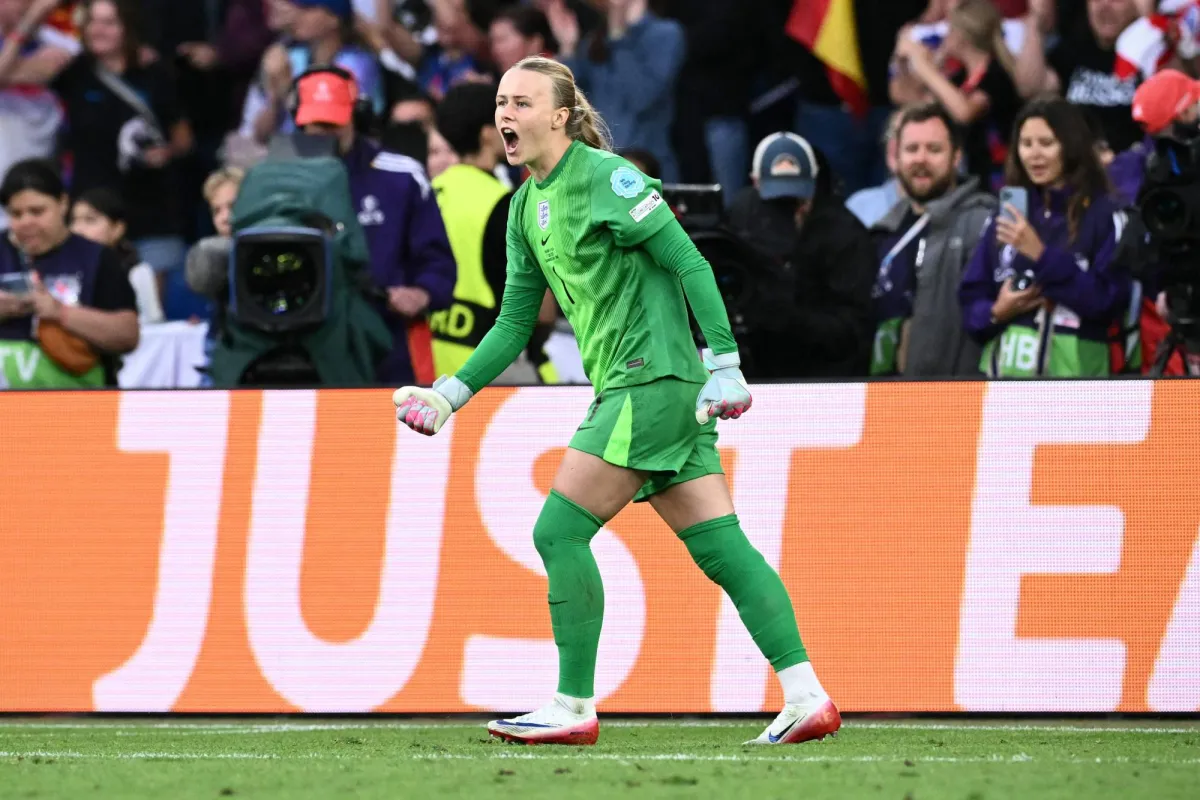 England goalkeeper guides the title of the euro 2025 for her late grandfather
 Arabausa