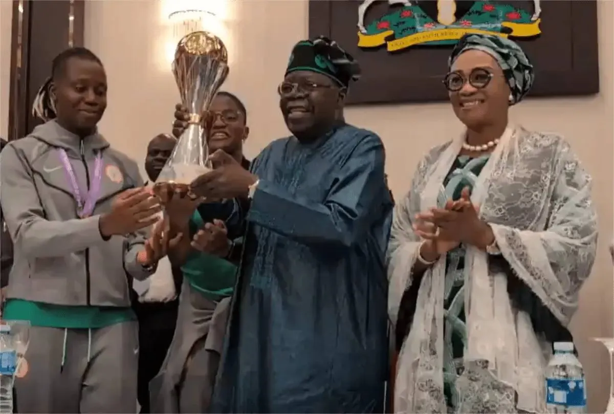 The Nigerian president receives the women's team, African champions
 Arabausa