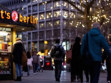 The german economy shrinks 0. 1 percent in the second quarter
 arabausa