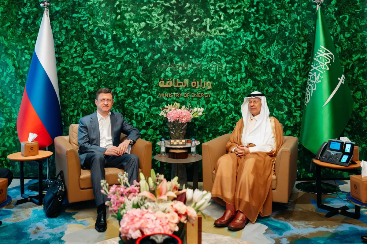 Abdul Aziz bin Salman and Noveak are looking into Riyadh the developments of the oil market
Arabausa