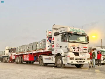 7 saudi trucks crossing to gaza amid a worsening humanitarian crisis
 arabausa