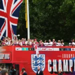 A busy reception for the england women after crowning it with the "euro"
 arabausa