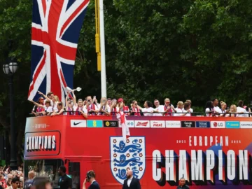 A busy reception for the england women after crowning it with the "euro"
 arabausa