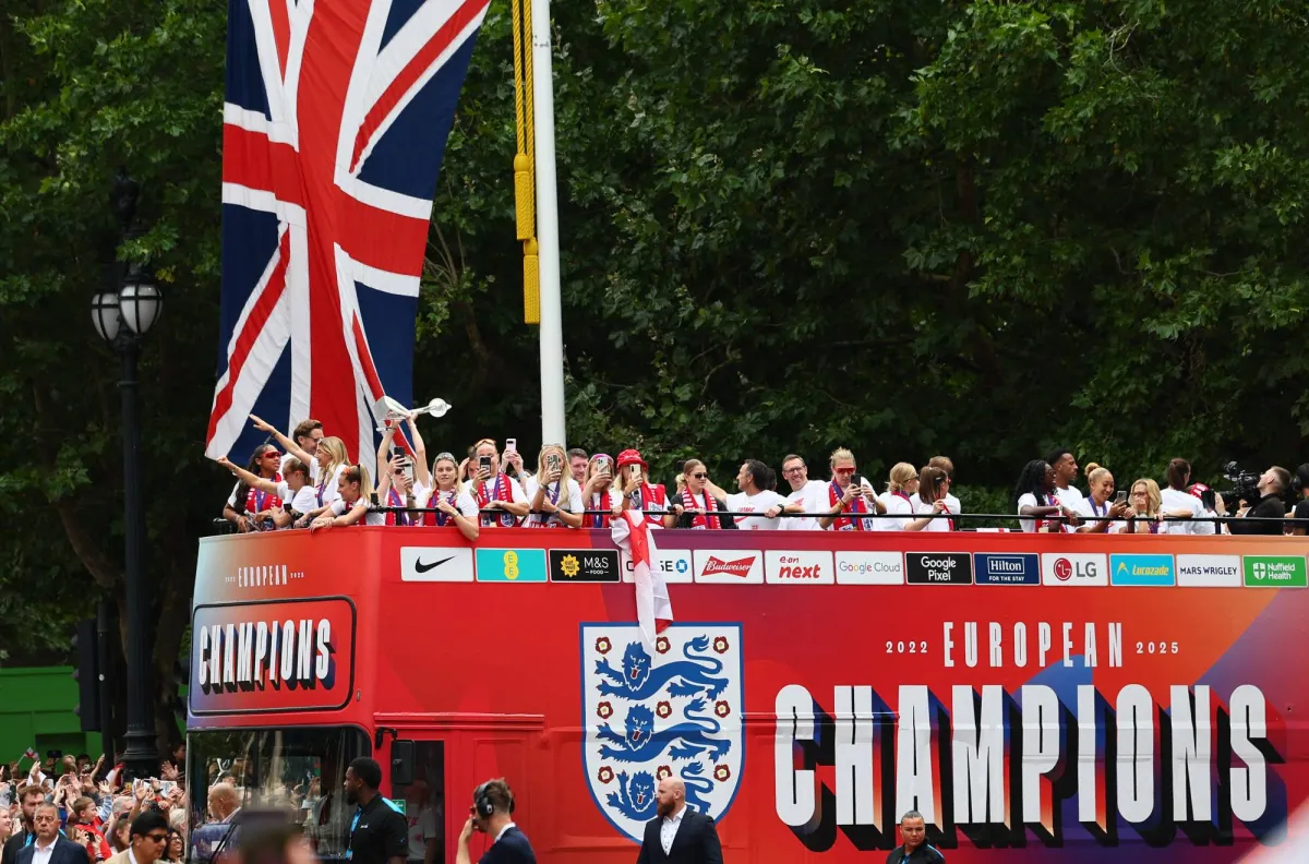 A busy reception for the England women after crowning it with the "euro"
Arabausa