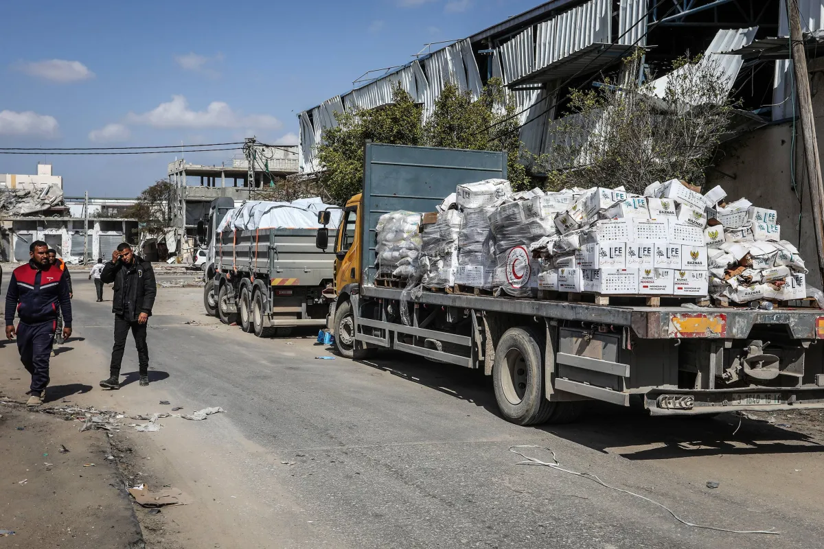 An Egyptian aid convoy heading to the Karam Abu Salem crossing on its way to Gaza
Arabausa