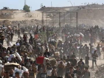 In gaza... Palestinian mothers risk bringing food to children who are afraid of them
 arabausa