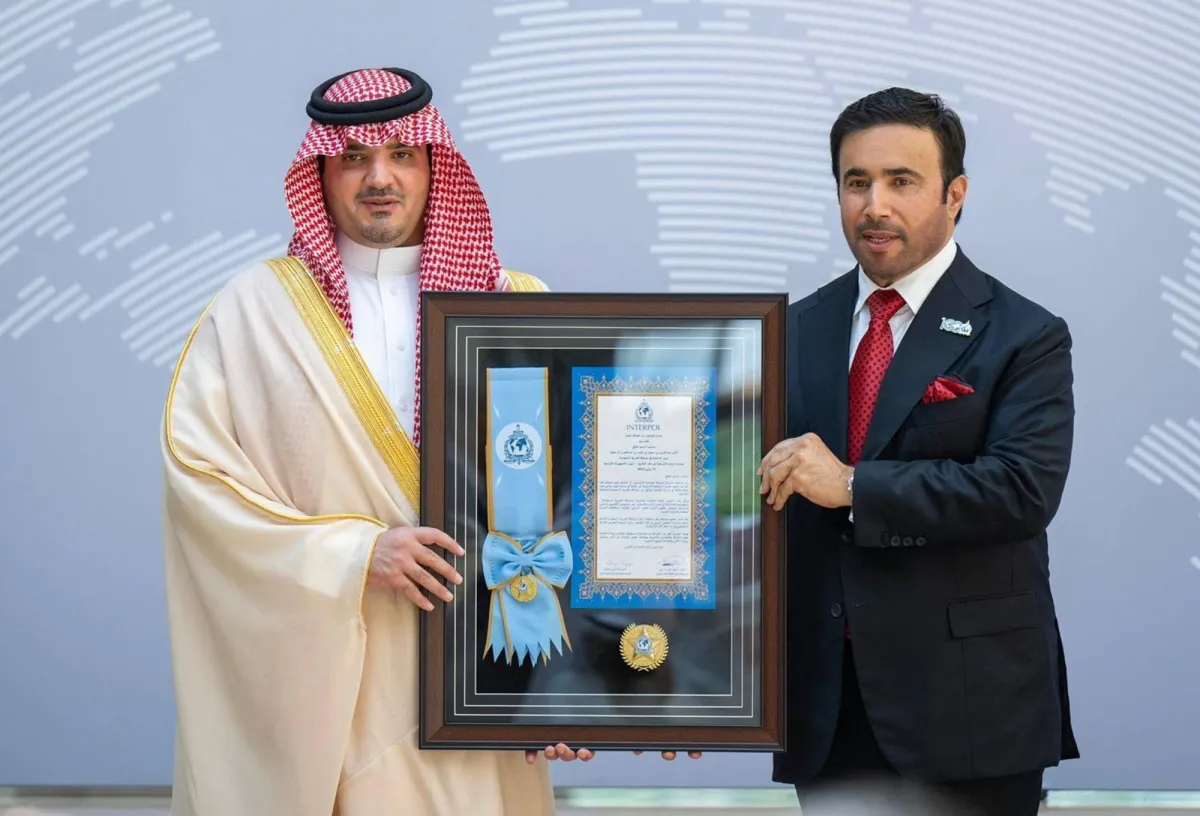 Saudi internal minister gave the "intolol" medal

 Arabausa