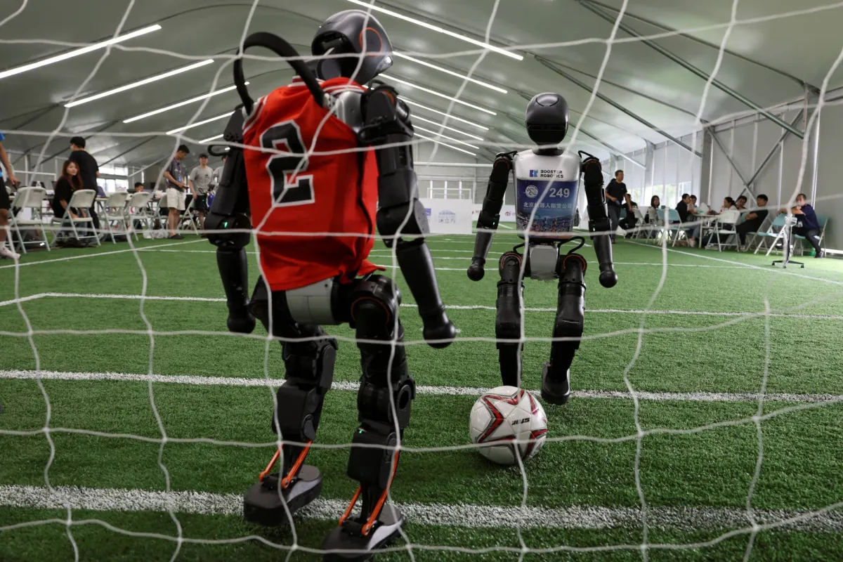 A Chinese team prepares to participate in the first robot football tournament
Arabausa