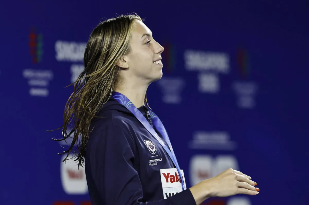 American Walsh flows a gold 50 M butterfly
Arabausa