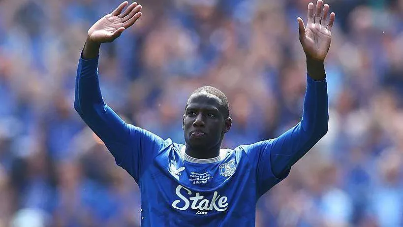 Neum is going on the goal of contract with door

 Arabausa