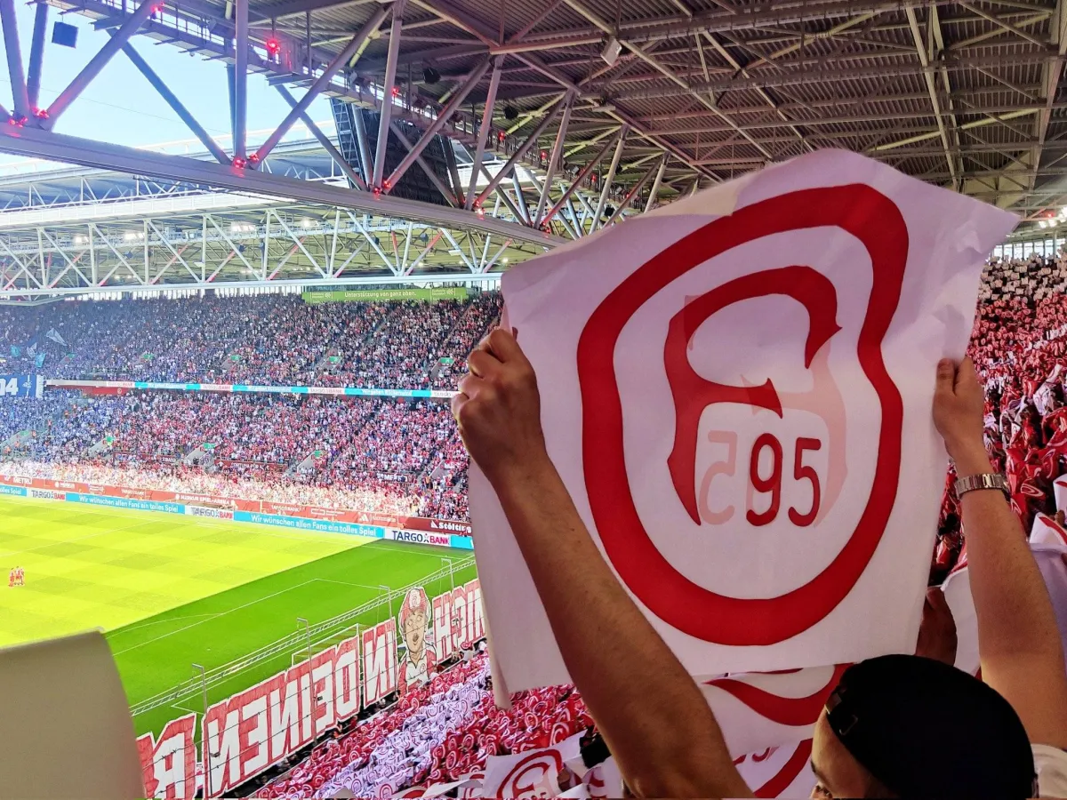 A German protest against a "Israeli" player asked the gaza bombs
Arabausa