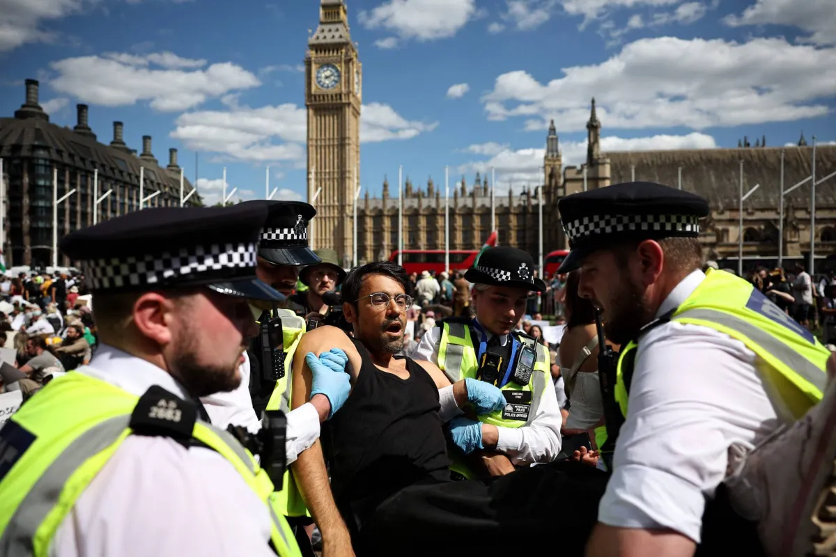 The arrest of more than 150 people during a protest against the "palestina move" ban

 Arabausa