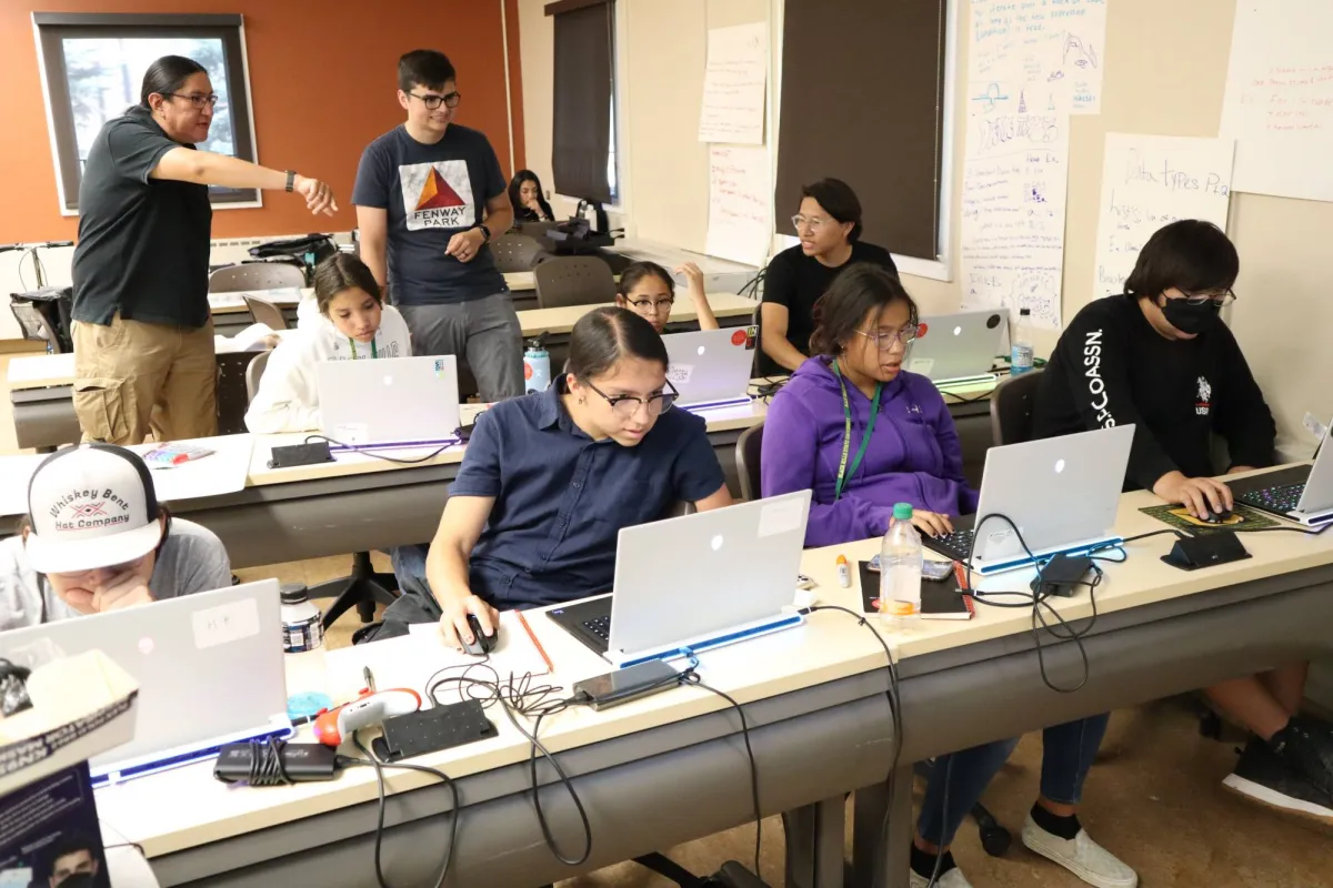 Original people in the moody of artificial intelligence ... which tells the story?
Arabausa