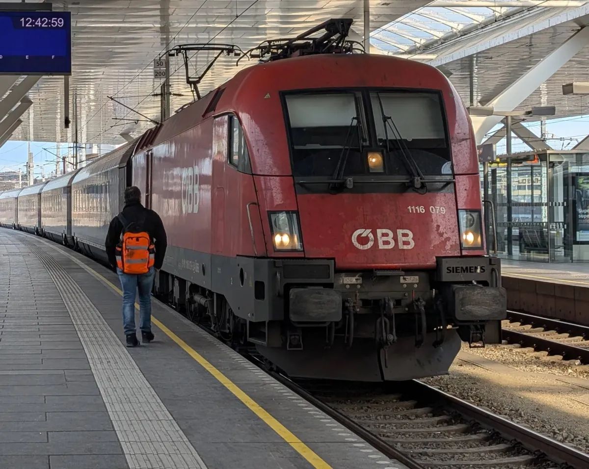 Dangerous adventure ... algeriana jumps on a tall train in austria
Arabausa