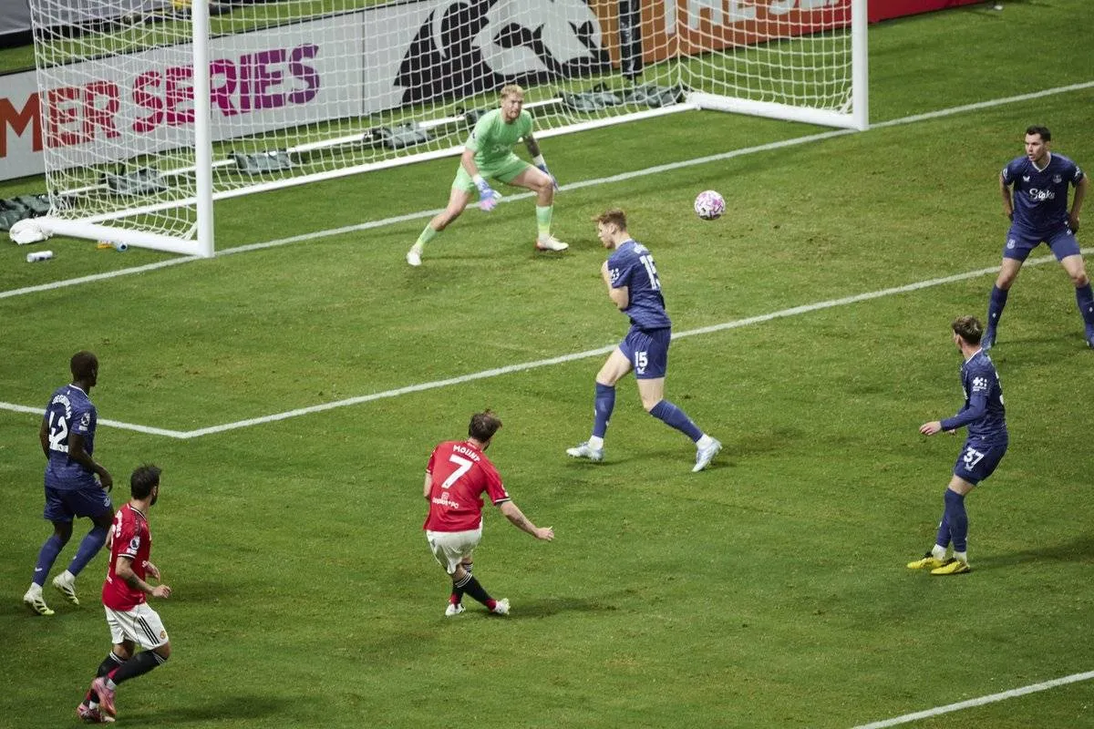 The copa of the Long Money Points United points in front of Grimsby city

 Arabausa