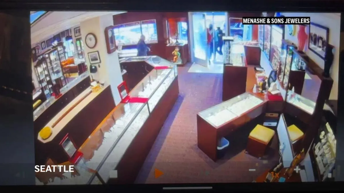 Thieves rub the two million dollars jewelry in a minute and a half (video)

 Arabausa