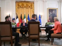 Trump and von der line discussing the ordeal of children in warriors

 Arabausa