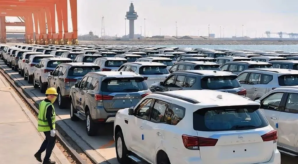 Accumulation of cars in the King Abdulaziz's port pays "ports" to urgent steps
Arabausa