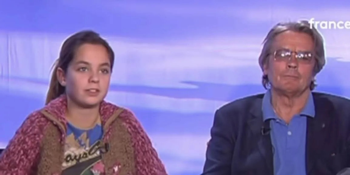 Alan Delon's daughter publishes a registration on the first anniversary of their departure

 Arabausa