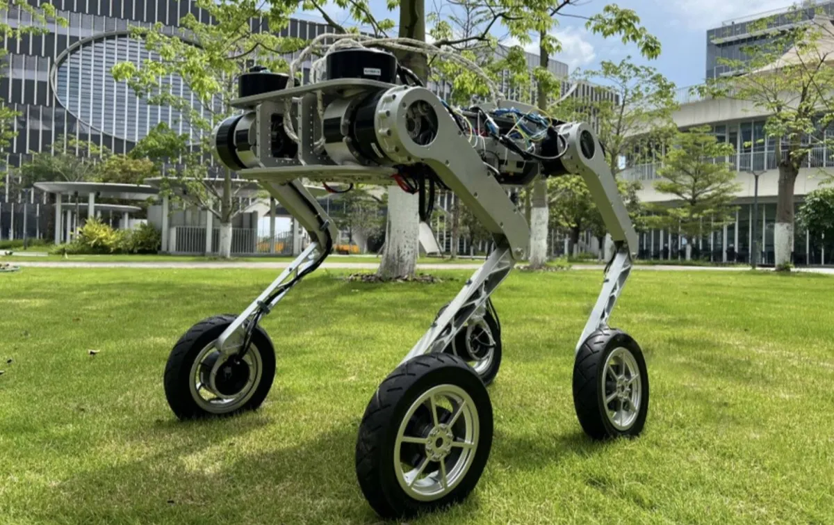 "Flores" ... a hybrid robot crossing the ground in a smooth without previous

 Arabausa