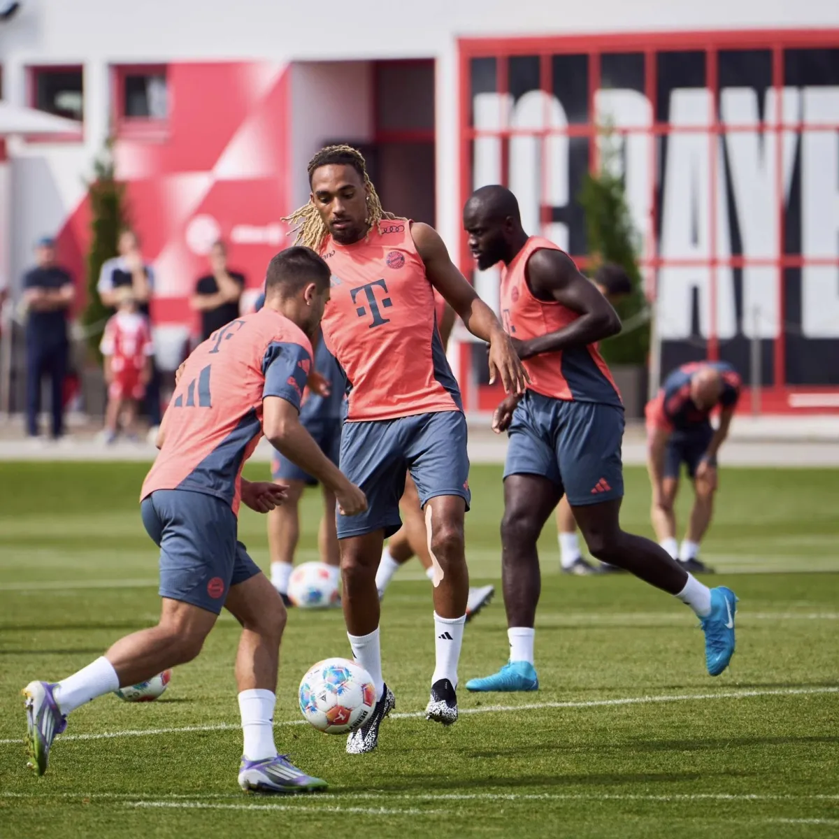 Bayern Monich, the champion in the front, before the beginning of the German leg
Arabausa