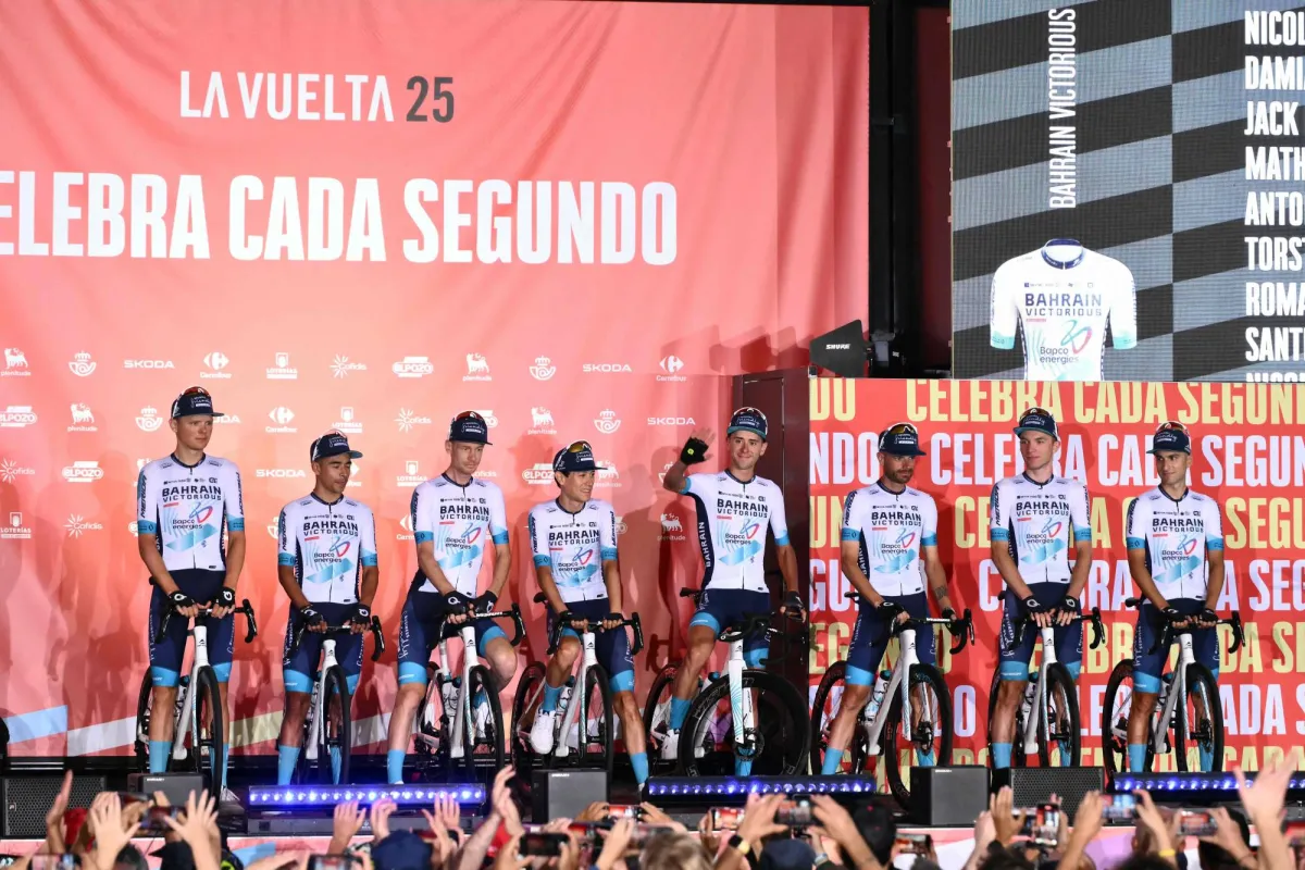 Barang past, Victorius, Bahrain, pays at the beginning of a large bike race

 Arabausa