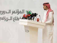 Is allowed to combine the game and work ... the most important thing is to know their club

 Arabausa
