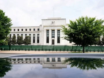 Why are the independence of the "Federal Reserve" from the White House required?

 Arabausa
