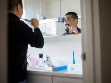 Can you do wrong ... what is the proper way to clean your teeth?

 Arabausa