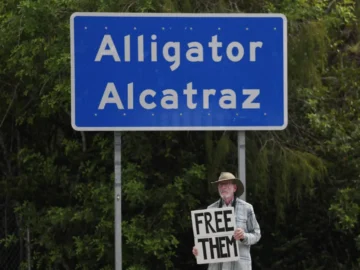 The messages reveal the Evacuation of American Alcatrag's Center for the migrants in the days

 Arabausa