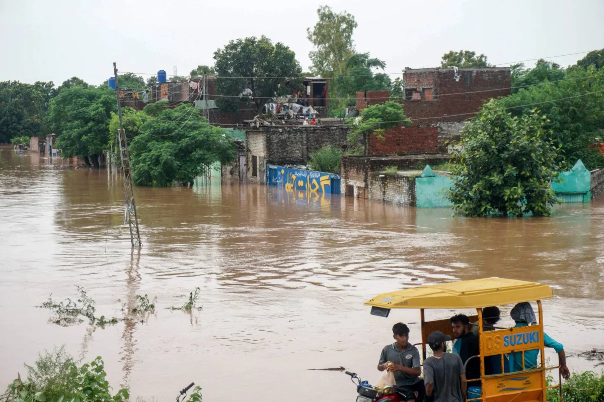 Pakistan explains a dam in preparation for the flooding above
Arabausa