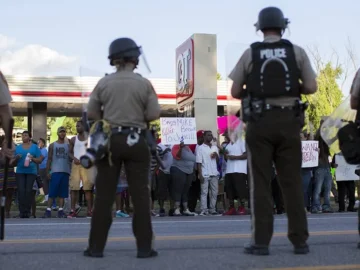 Obligation the police of los angeles to pay two millions of dollars to a demostrat

 Arabausa