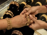 The gold stops the anticipation of the investors new Americans

 Arabausa