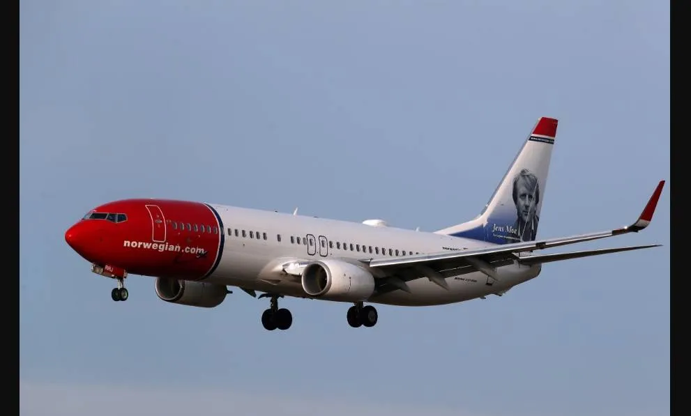 A Norwegian Plan returns their drawers after one of his tires have exploited during the takeoff

 Arabausa