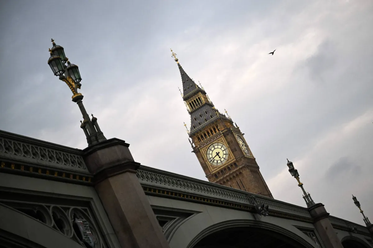 3 has been killed in a helicopter crash during flight training in a British island
Arabausa