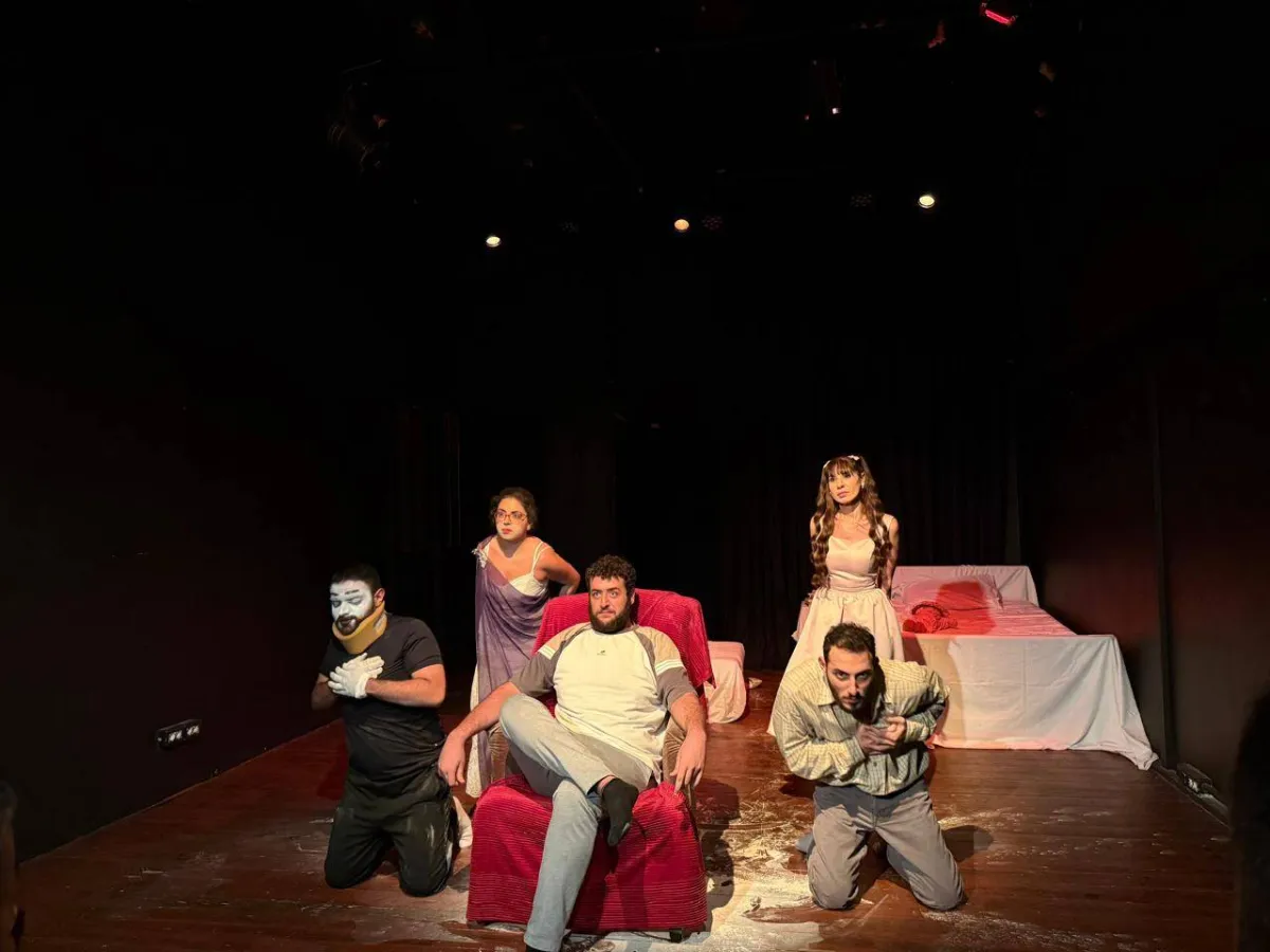 "4 and text" ... a youth theater who exceeds confusion of the confusion of the first steps
Arabausa