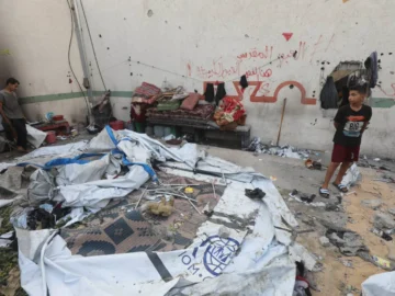 7 killed by Israeli bombing on the Maedani Hospital Square in Gaza

 Arabausa