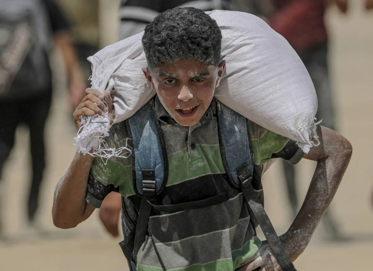 8 Palestinians from waiting help were killed by the Israeli bomb

 Arabausa