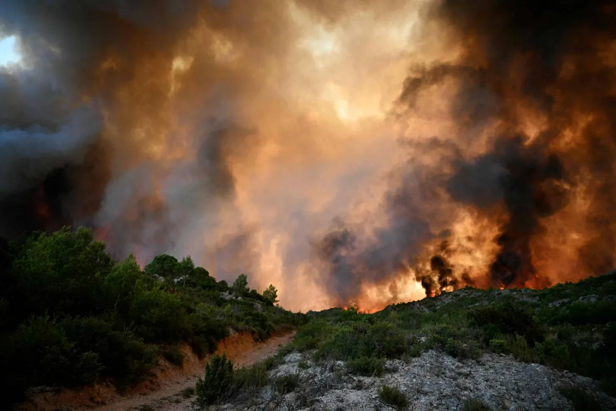 A dead person and 9 wounded by forest fire in the south of France
Arabausa