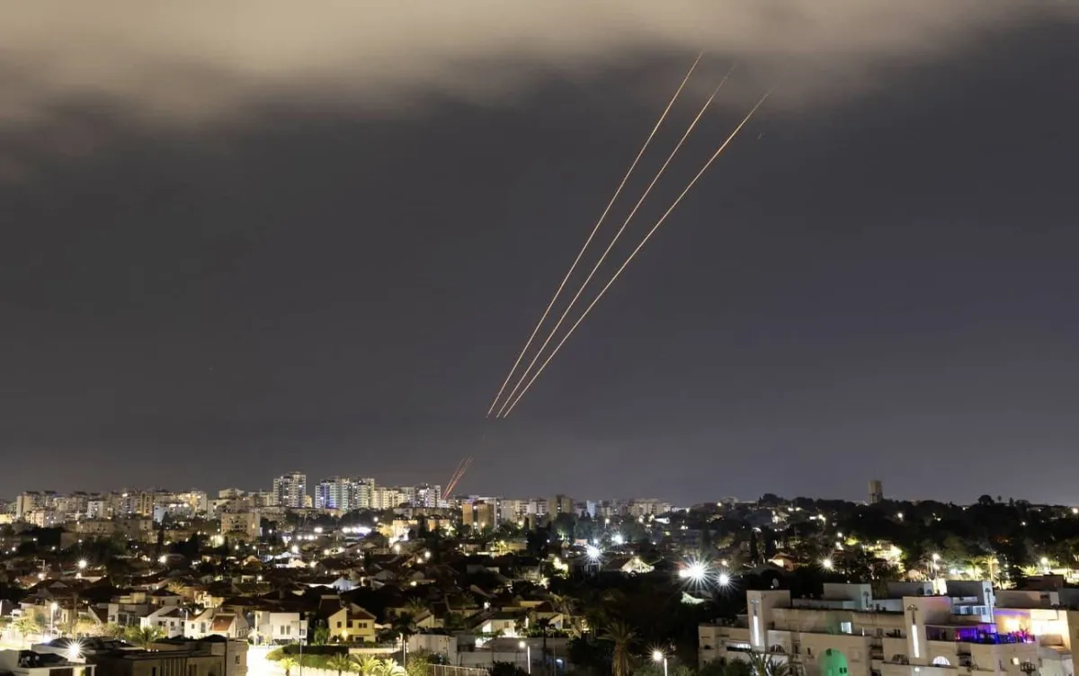 A missile shot by the Houthis versus Central Israel
Arabausa