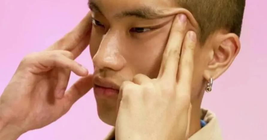 A rage of Chinese ... "swatch" withdraw an advertisement showing a person "withdraw their eyes of eyes"
Arabausa