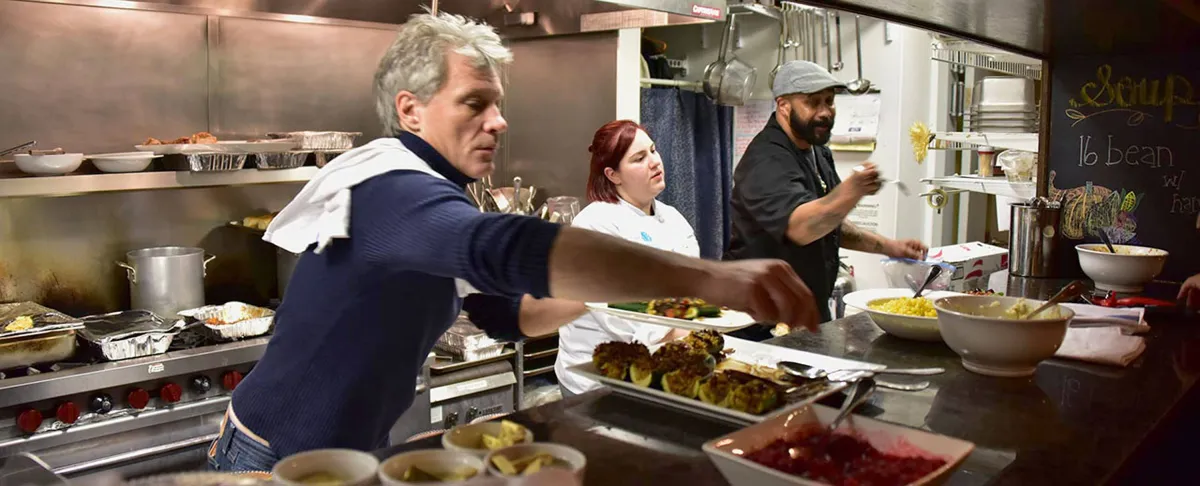 American rock restaurant open their doors for those who do not have money

 Arabausa