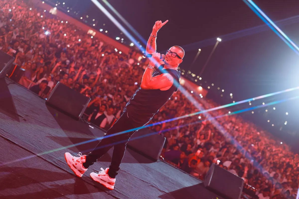 Amr diab celebrates her new album ", we started" in El Alamesin

 Arabausa