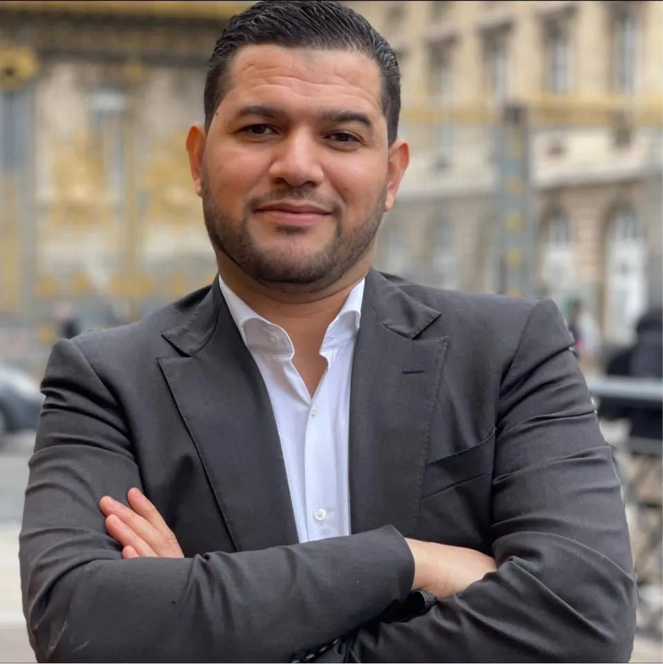 An international arrangement of arrest for an old diplomed in the ambassata to Paris embassy
Arabausa