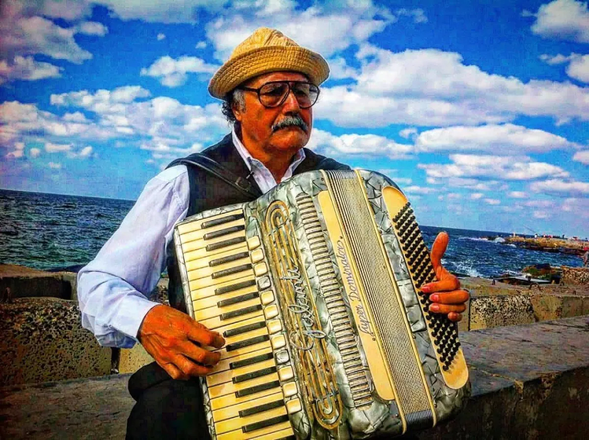 "Art life" ... an Egyptian display that festive picture and husband, wizard
Arabausa